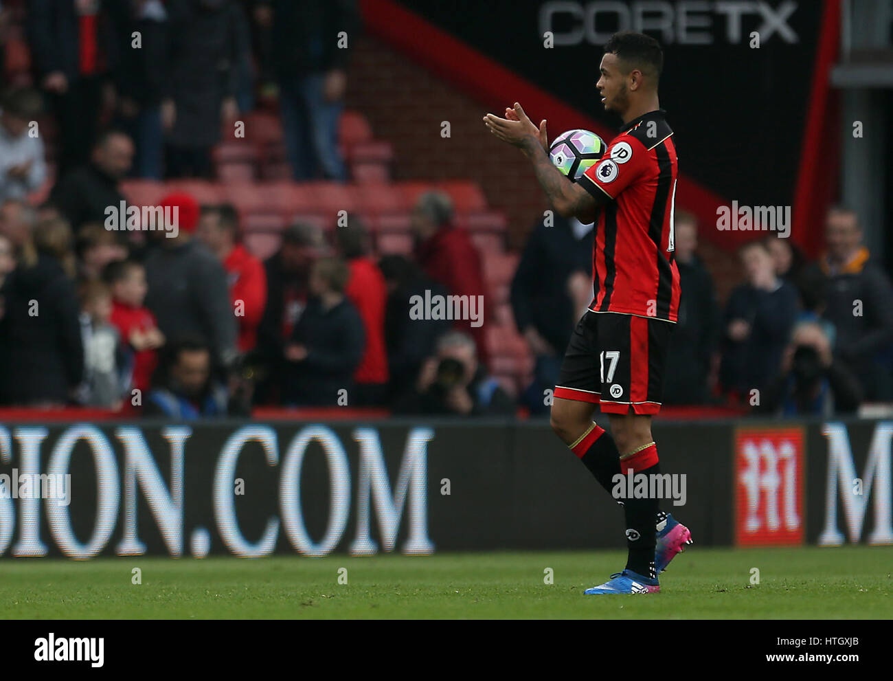 Joshua King de l'AFC Bournemouth applaudit les fans après le coup de sifflet final lors du match de la première ligue au stade Vitality, à Bournemouth. APPUYEZ SUR ASSOCIATION photo. Date de la photo: Samedi 11 mars 2017. Voir PA Story FOOTBALL Bournemouth. Le crédit photo devrait se lire: Steven Paston/PA Wire. RESTRICTIONS : aucune utilisation avec des fichiers audio, vidéo, données, listes de présentoirs, logos de clubs/ligue ou services « en direct » non autorisés. Utilisation en ligne limitée à 75 images, pas d'émulation vidéo. Aucune utilisation dans les Paris, les jeux ou les publications de club/ligue/joueur unique. Banque D'Images