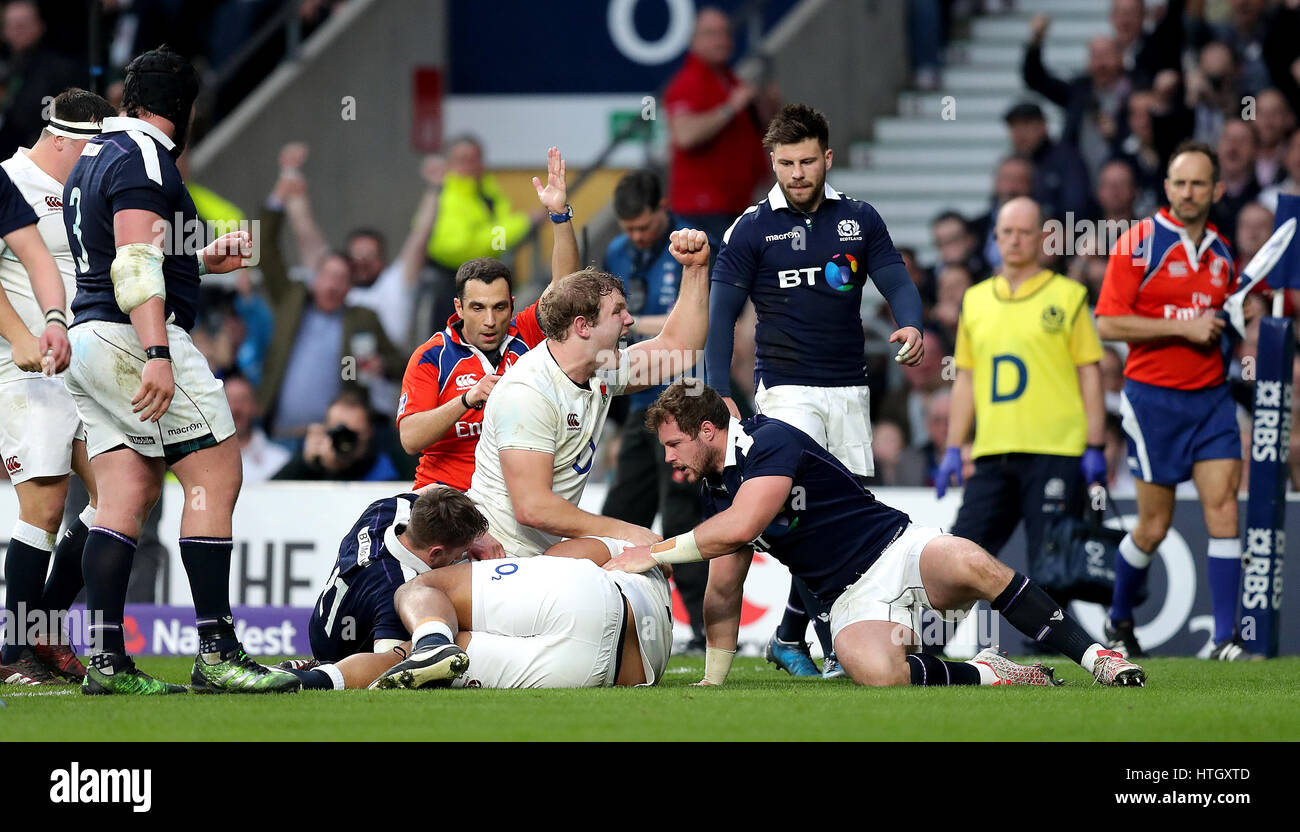 England's Joe Launchbury (centre) célèbre après l'Angleterre est Billy Vunipola (bas) marque son cinquième du côté essayer pendant le tournoi des Six Nations match à Twickenham Stadium, Londres. Banque D'Images