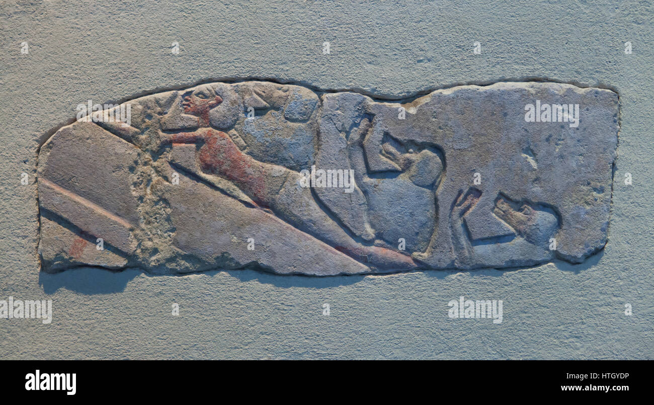Recumbant figure de Pharaon Akhénaton avec priant les babouins, comme d'une rampe menant à l'estrade du trône. Soulagement de calcaire vers 1345 avant J.-C., 18e dynastie, Nouvel Empire de l'Egypte ancienne, à l'affiche dans le Staatliches Museum Agyptischer Kunst (Musée d'état de l'art égyptien) à Munich, Bavière, Allemagne. Banque D'Images
