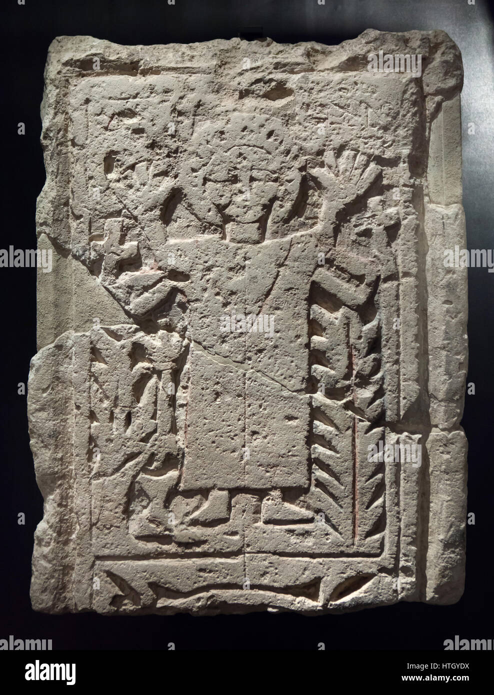 Rore entre des branches de palmier et les croix que les symboles de la résurrection. Stèle copte tombeau calcaire du Temple d'Edfou, 7e siècle, à l'affiche dans le Staatliches Museum Agyptischer Kunst (Musée d'état de l'art égyptien) à Munich, Bavière, Allemagne. Banque D'Images