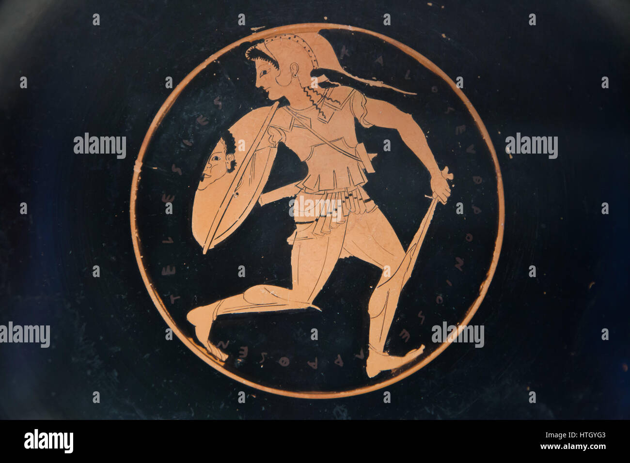Fuyant l'Amazon. Kylix à figures rouges du grenier par Euphronios datée d'environ 510-500 BC sur l'affichage à la Staatliche Antikensammlungen (Collection d'antiquités de l'État de Bavière) à Munich, Bavière, Allemagne. Banque D'Images