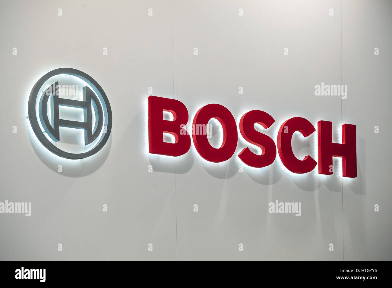 Moscou, Russie - Février 2016 : le logo de l'entreprise Bosch sur le mur. Bosch est une multinationale allemande d'électronique et d'ingénierie Banque D'Images