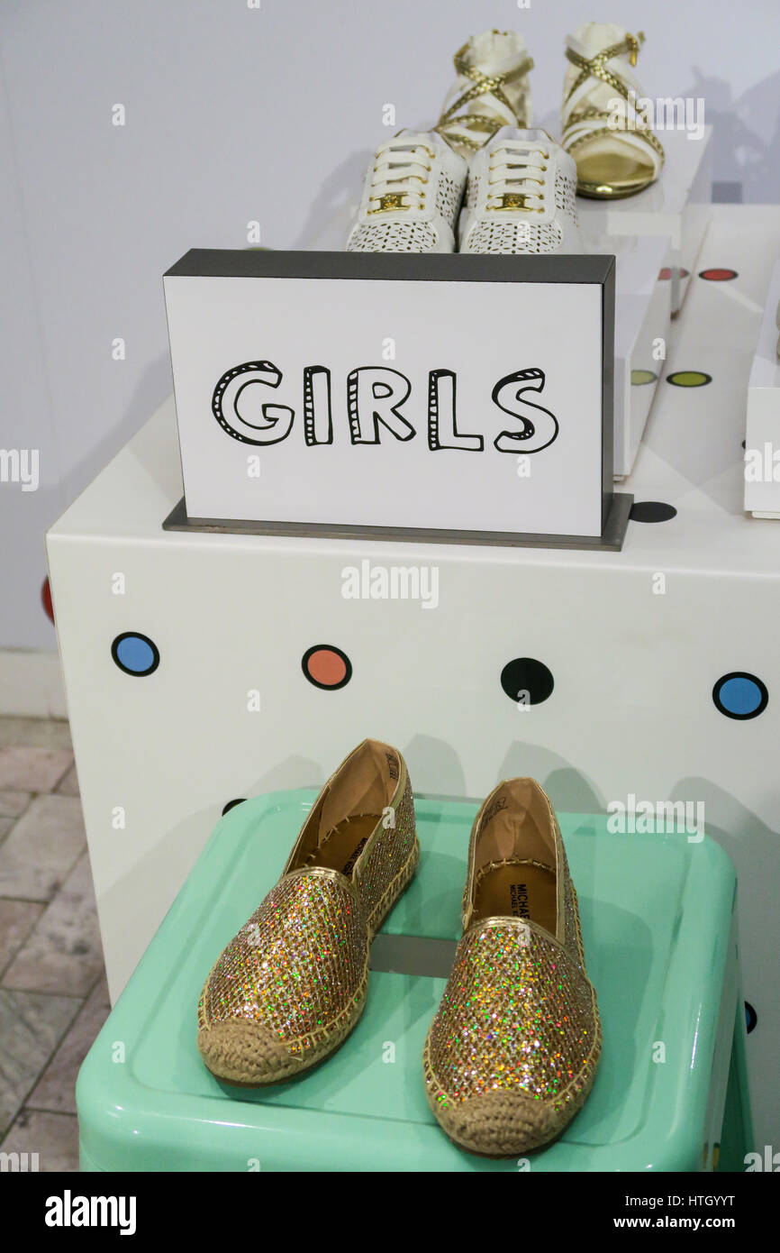 Les chaussures des filles à Lord & Taylor Flagship Department Store, NYC, USA Banque D'Images