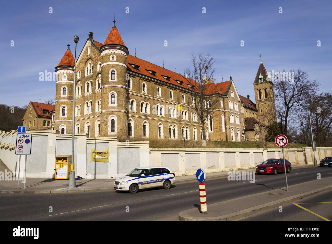 PRAGUE, RÉPUBLIQUE TCHÈQUE - 3 mars : les voitures en face du cloître pour la vente et l'Annunciantion Eglise de Saint Gabriel le 3 mars 2017 à Prague, République tchèque r Banque D'Images