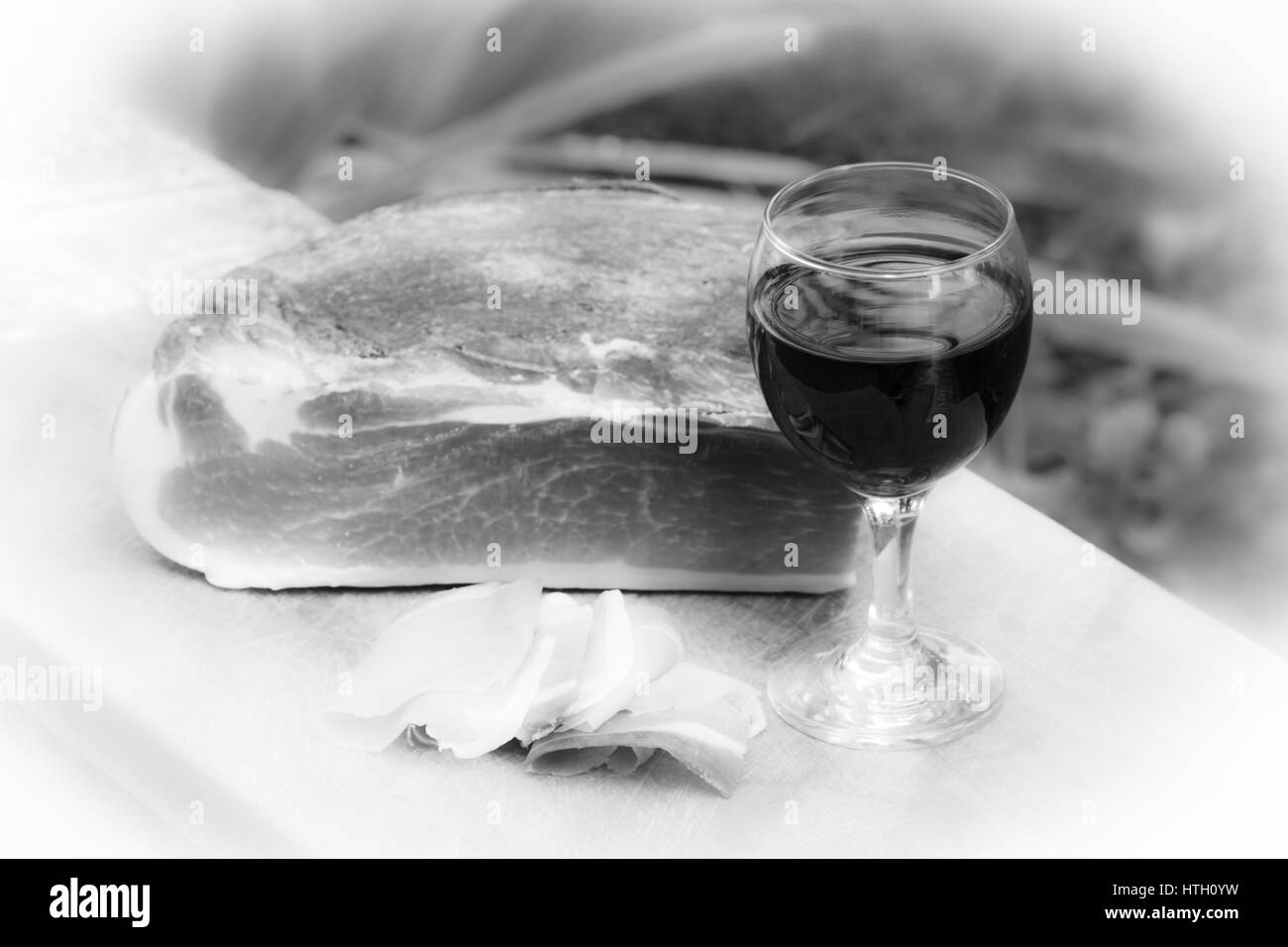 Speck italien avec du vin rouge Banque D'Images