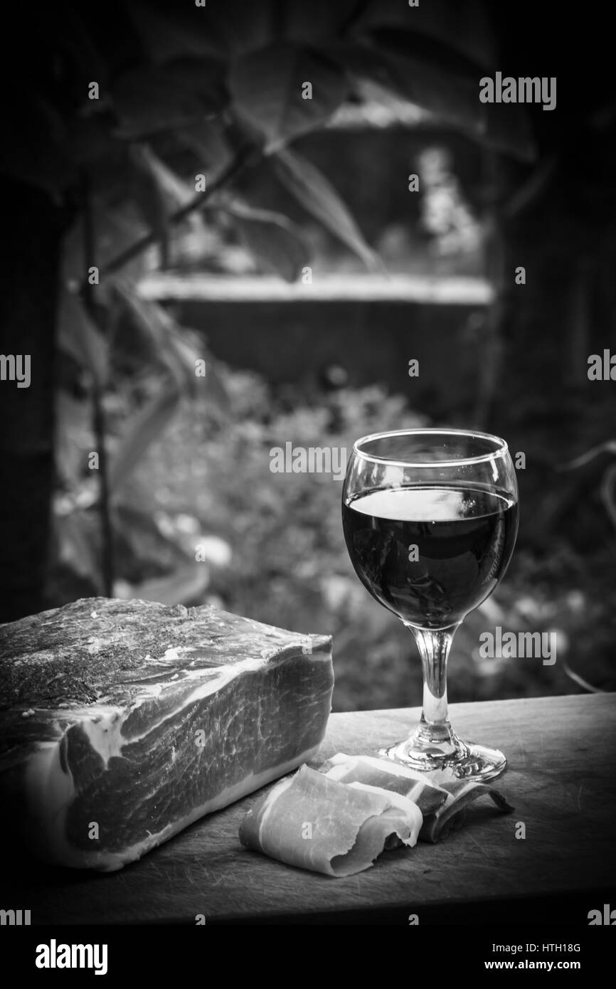 Speck italien avec du vin rouge Banque D'Images