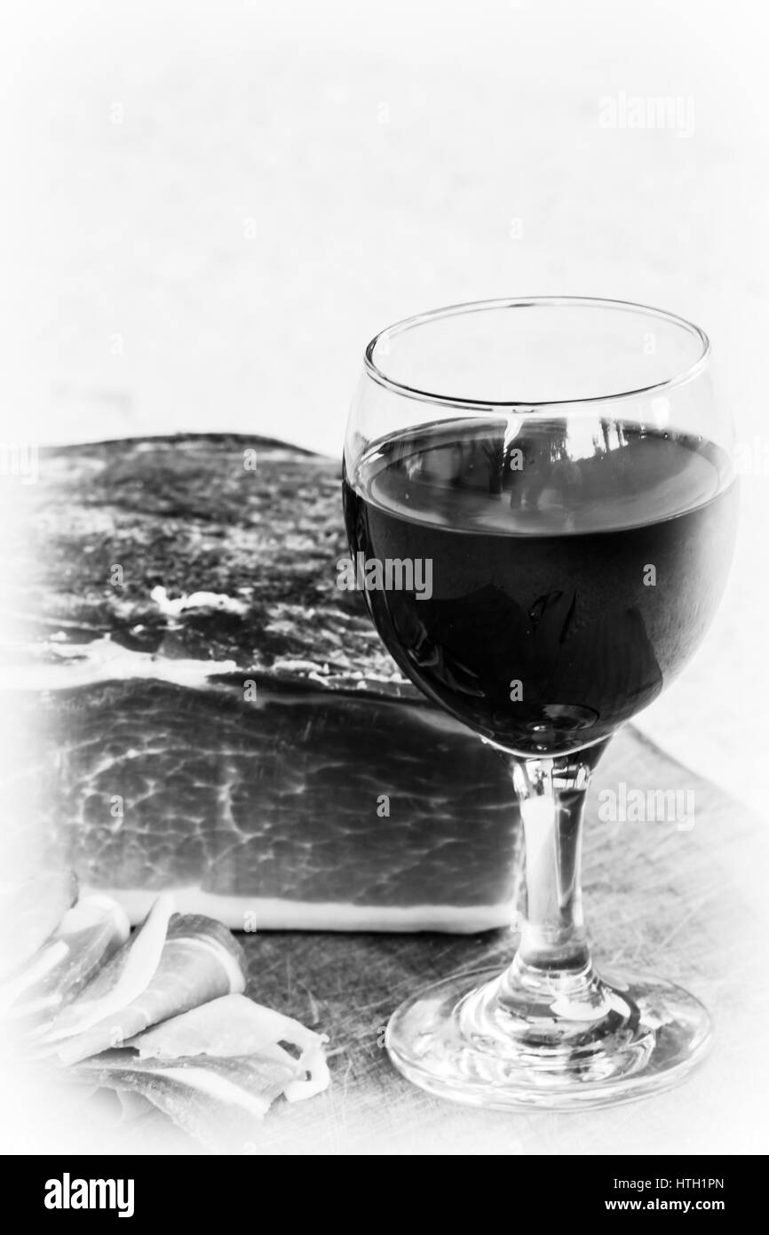 Speck italien avec du vin rouge Banque D'Images