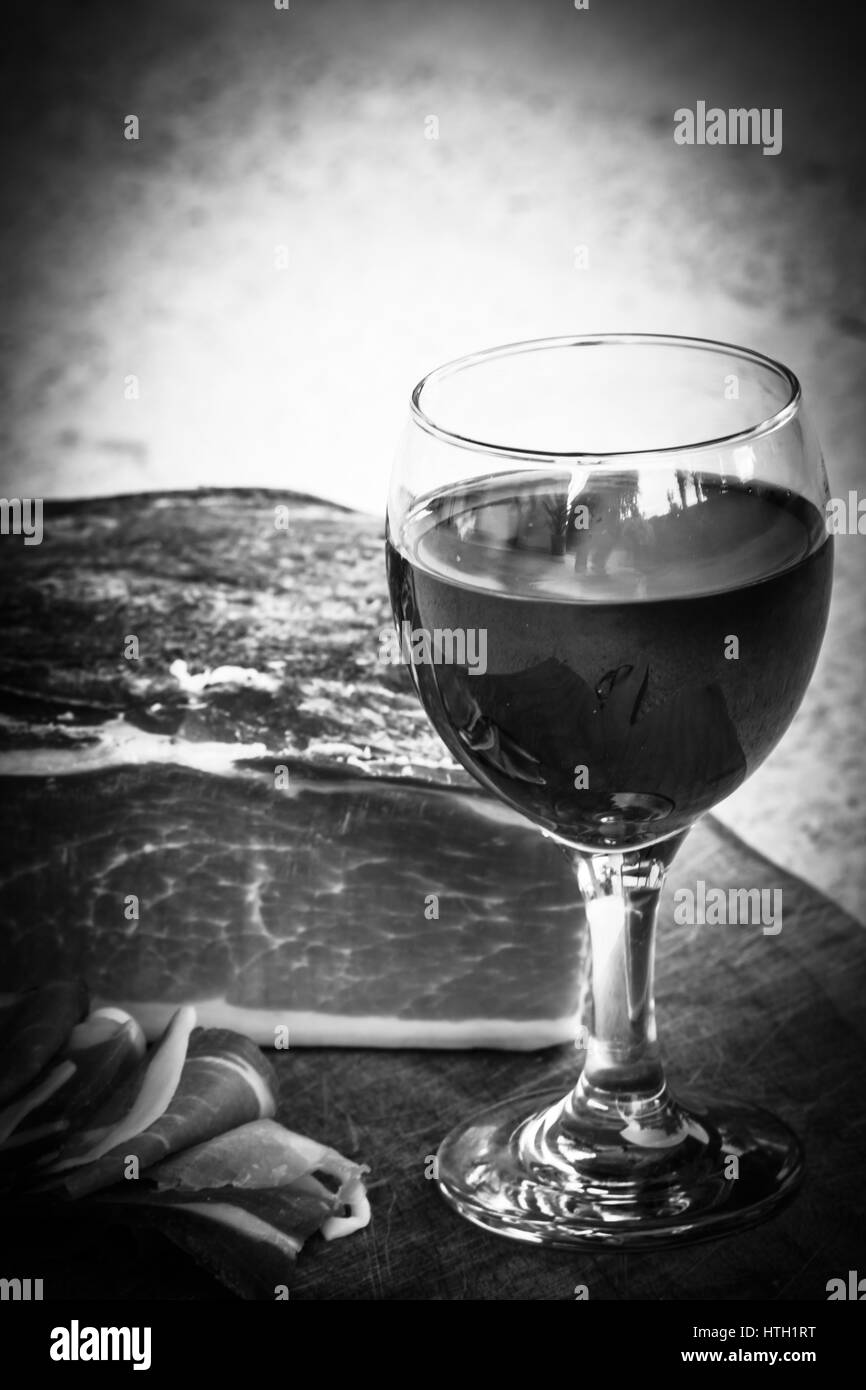 Speck italien avec du vin rouge Banque D'Images