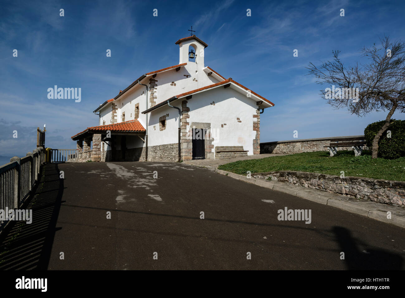 Ermitage de San Telmo, à côté de la Mer Cantabrique à Zumaia, Guipúzcoa, avec vue privilégiée, est célèbre grâce au film, huit noms de famille Basque Banque D'Images