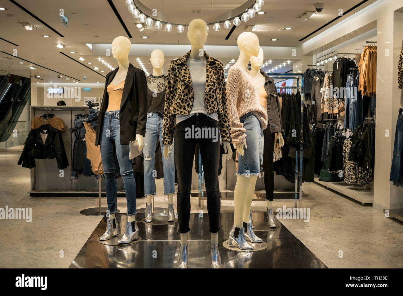 Les mannequins affichés en magasin de vente au détail de vêtements h&m