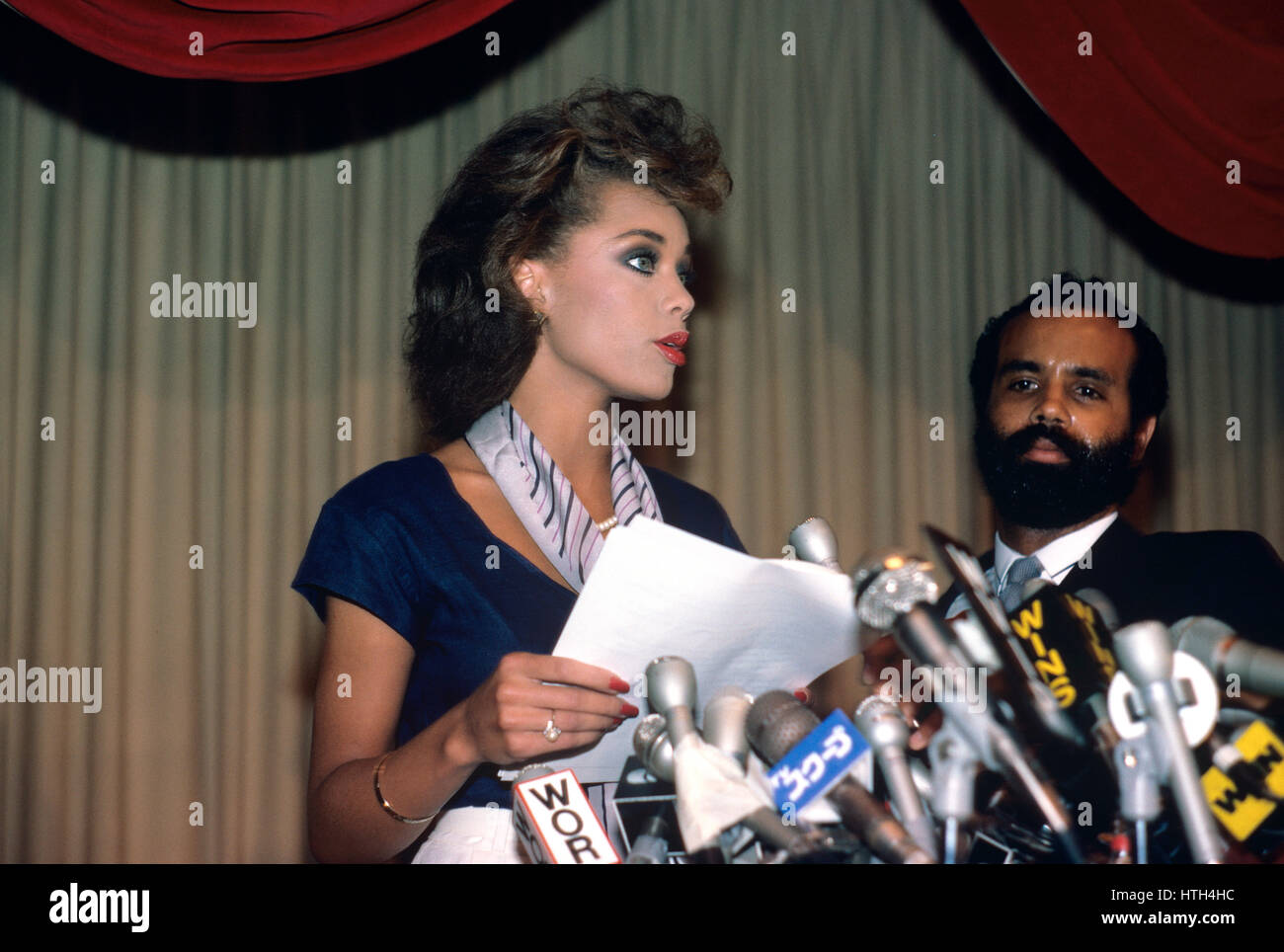 Vanessa Williams et manager Ramon Hervey lors d'une conférence de presse pour Williams' démission que Miss America en juillet 1984. Banque D'Images
