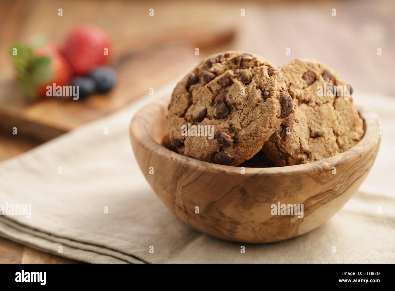 Classic cookies aux pépites de chocolat dans un bol peu profond, se concentrer Banque D'Images