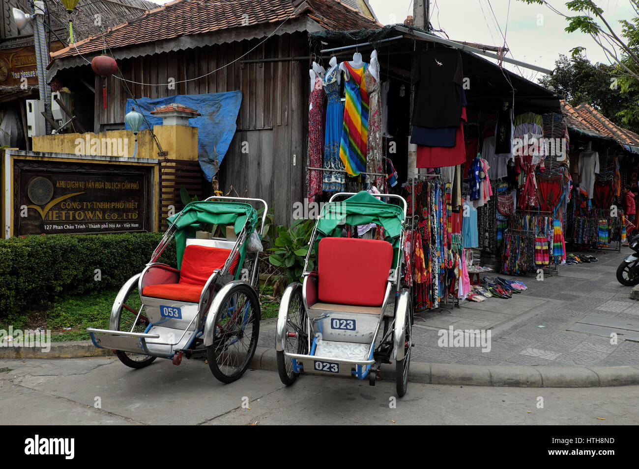 Deux pedicab park au magasin de souvenirs pour le transport voyageur à Hoi An, ville ancienne, cyclo que véhicule de transfert sont bienvenus avec environnement Banque D'Images