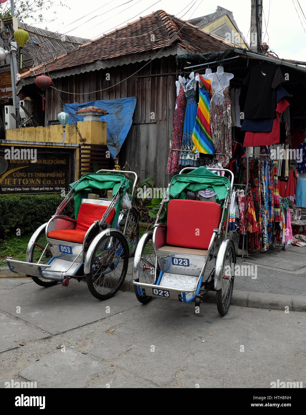 Deux pedicab park au magasin de souvenirs pour le transport voyageur à Hoi An, ville ancienne, cyclo que véhicule de transfert sont bienvenus avec environnement Banque D'Images