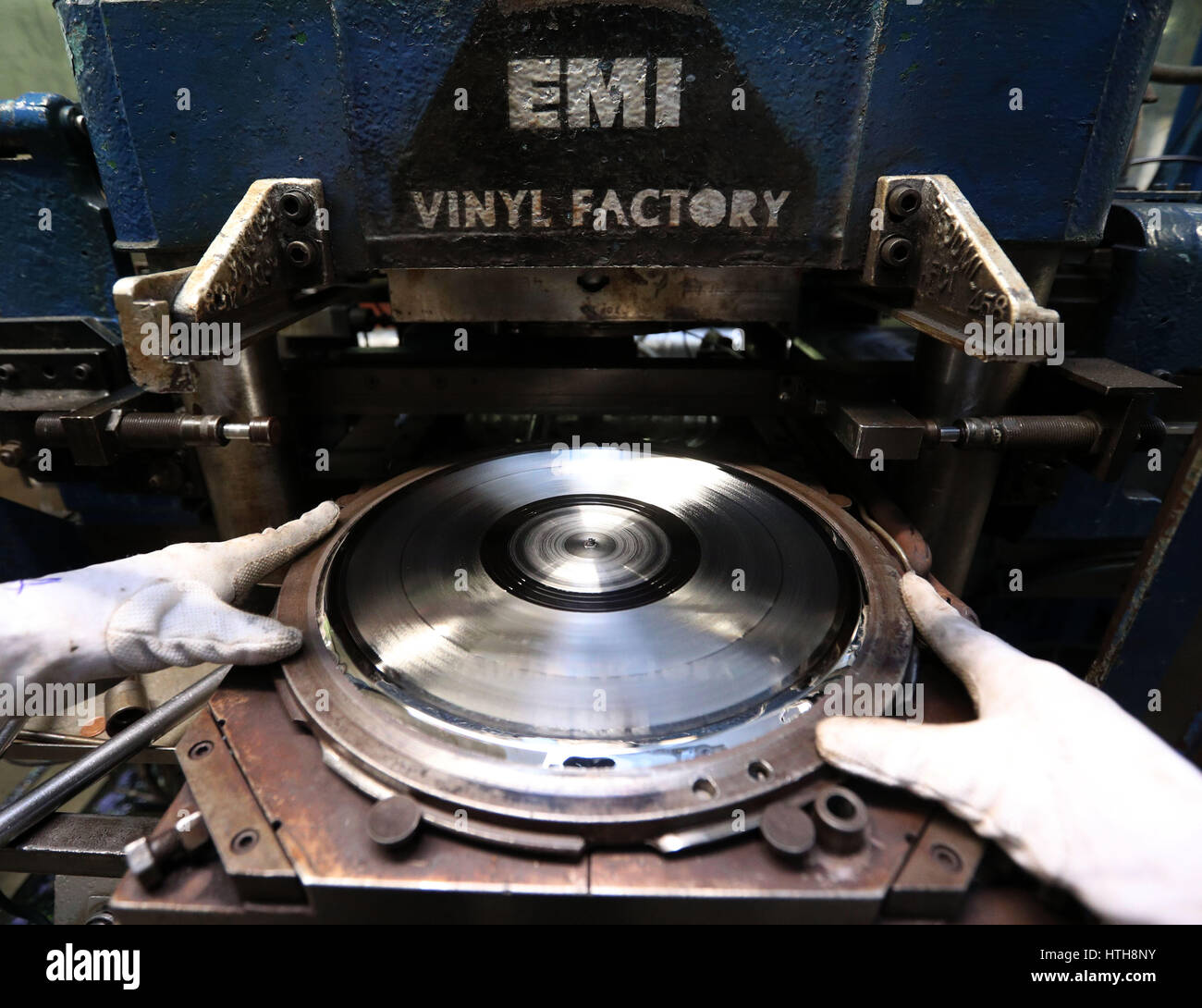 Une salle de presse operative prépare un stamper avant son passage dans la presse en vinyle à l'usine de vinyle, Hayes, Middlesex. Le stamper est utilisé pour appuyer sur la rainure dans un disque vinyle. Banque D'Images