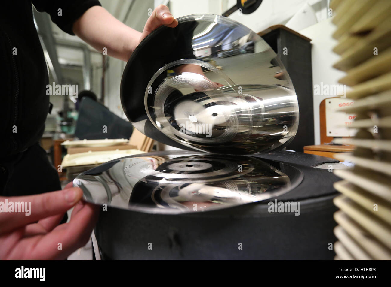 Un opérateur de galvanoplastie sépare metalworks pour créer une matrice à l'usine de vinyle, Hayes, Middlesex. Le stamper est utilisé pour appuyer sur la rainure dans un disque vinyle. Banque D'Images