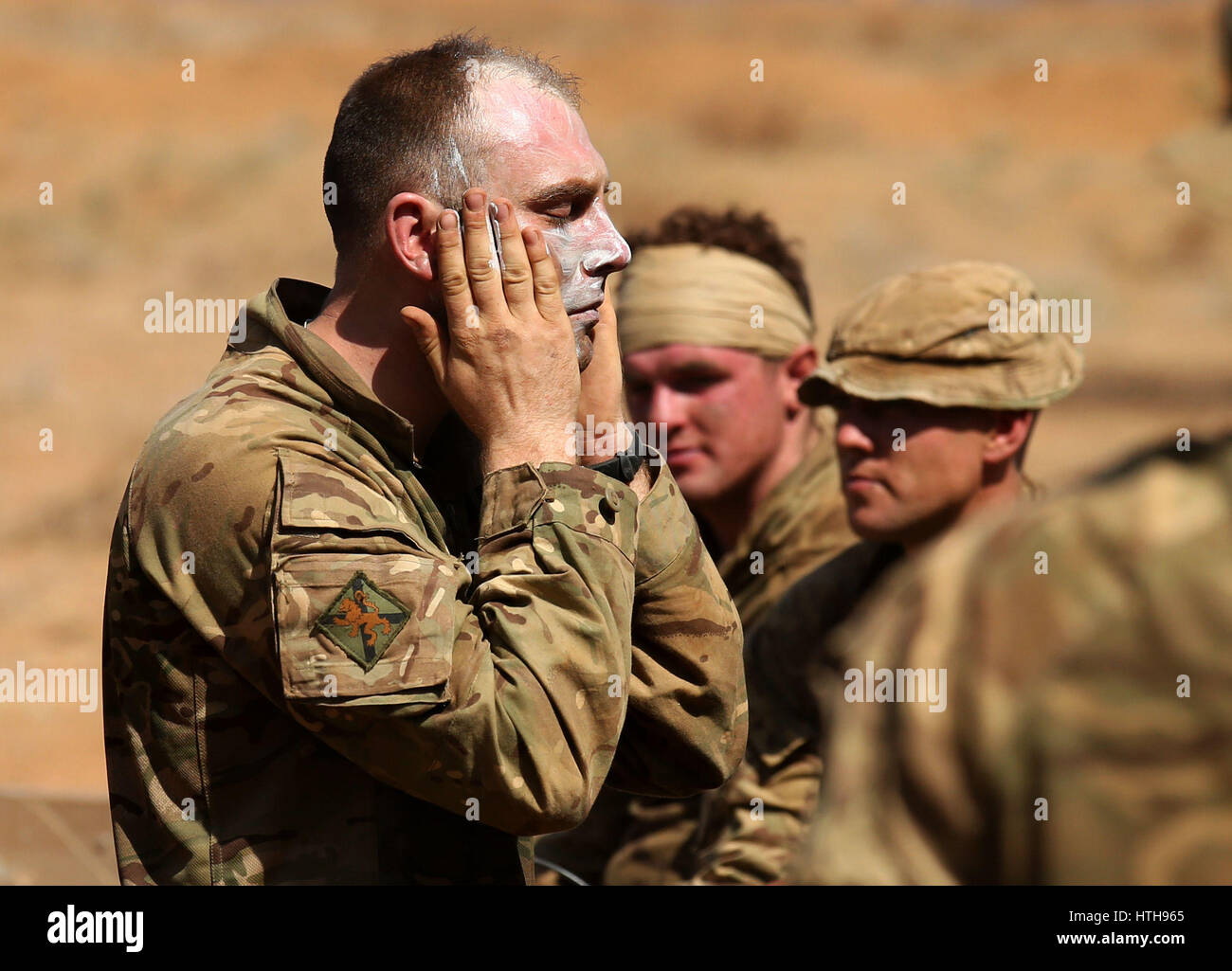 De 0001 SOUS EMBARGO LUNDI 13 MARS photo inédit daté du 06/03/17 d'un soldat du 2e Bataillon du Régiment Royal d'Écosse(2SCOTS) l'application de la crème solaire après un exercice de tir réel, en tant qu'ils participent à l'exercice Askari tempête à Archers Post dans le nord du Kenya. Banque D'Images