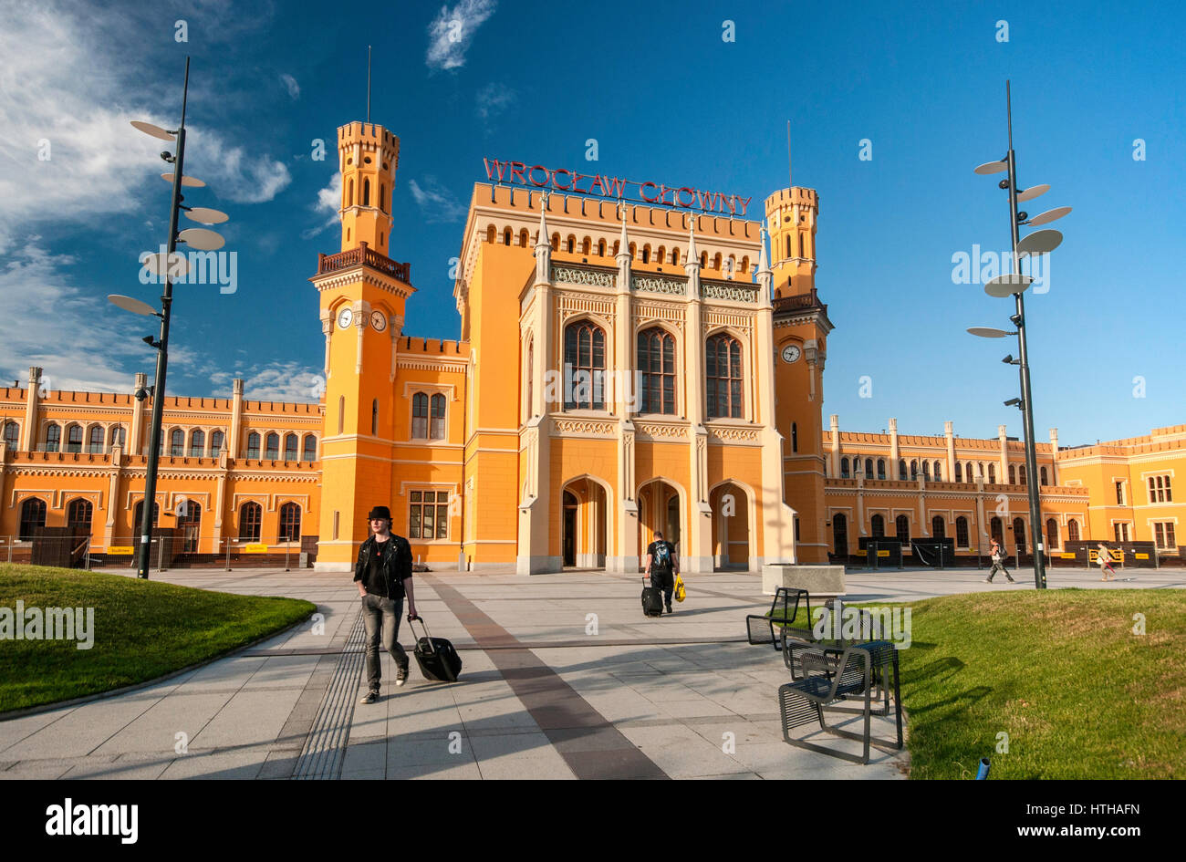 Gare principale, fin du XIXe siècle, style néo-gothique avec des caractéristiques Tudor, à Wroclaw, basse-Silésie, Pologne Banque D'Images