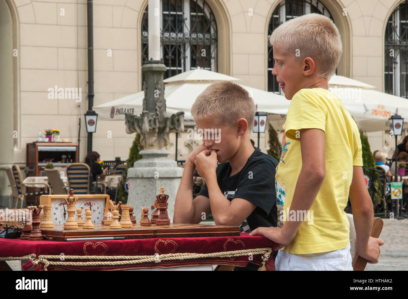 Jouer aux échecs à Rynek (Place du marché) à Wroclaw, la Basse Silésie, Pologne Banque D'Images