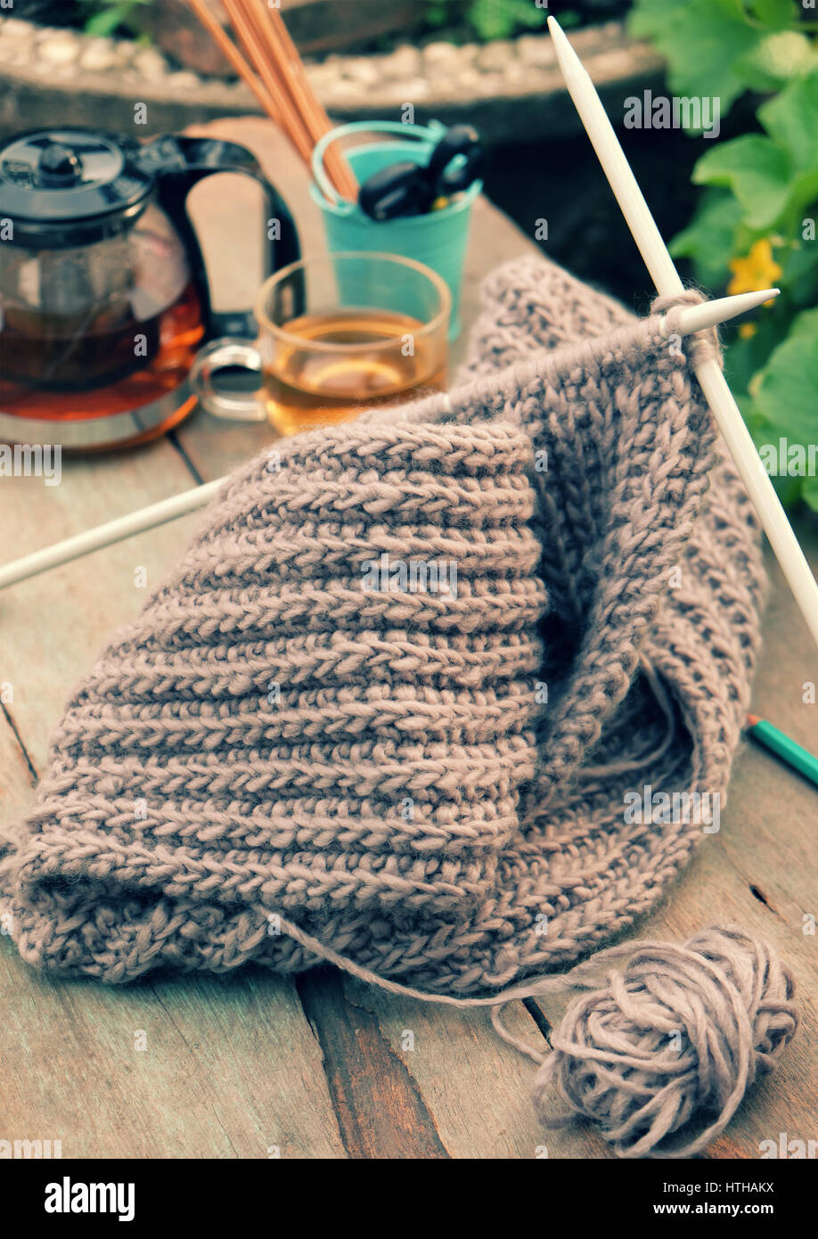 Écharpe homme tricot pour journée froide en hiver, de passe-temps avec des  loisirs cadeau pour le jour de père, femme à partir de fils à tricoter à la  main, nice présente dans