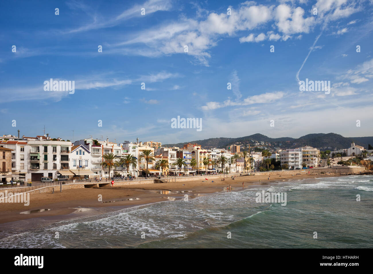 La ville de Sitges en Espagne, Platja Sant Sebastià à plage Mer Méditerranée Banque D'Images