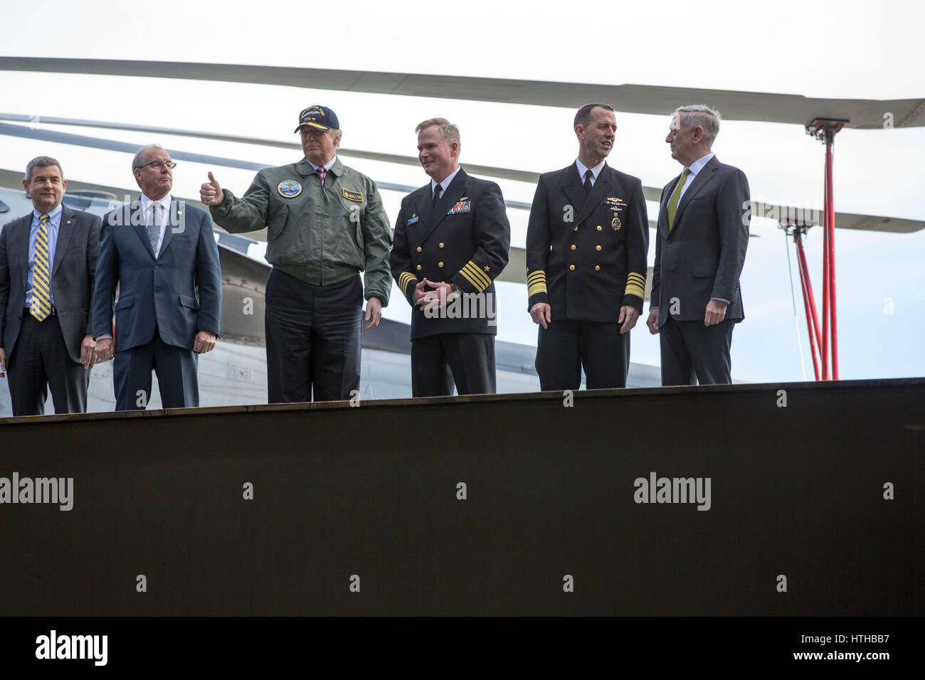 Le Président américain Donald Trump donne une thumbs-up pour les marins à bord de la nouvelle classe Gerald R. Ford porte-avions USS Gerald R. Ford au cours d'une pré-mise en service cérémonie à Newport News Shipbuilding Yard 2 Mars, 2017 à Newport News (Virginie). Avec le président permanent sont L-R : Huntington Ingalls chef Mike Petters, Président Newport News Shipbuilding Matt Mulherin, président Donald Trump, le Capitaine Rick McCormack, CNO Adm. John Richardson et le secrétaire à la Défense, James Mattis. (Photo de la psc1 Joshua Sheppard/Planetpix via l'US Navy) Banque D'Images