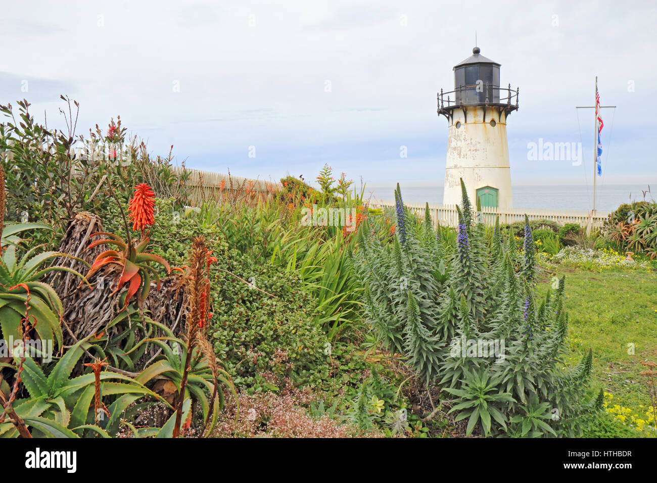 Point Montara Signal de brume et de lumière d'arrêt Station California Highway 1 avec fleurs de printemps sur une journée ensoleillée partiellement Banque D'Images