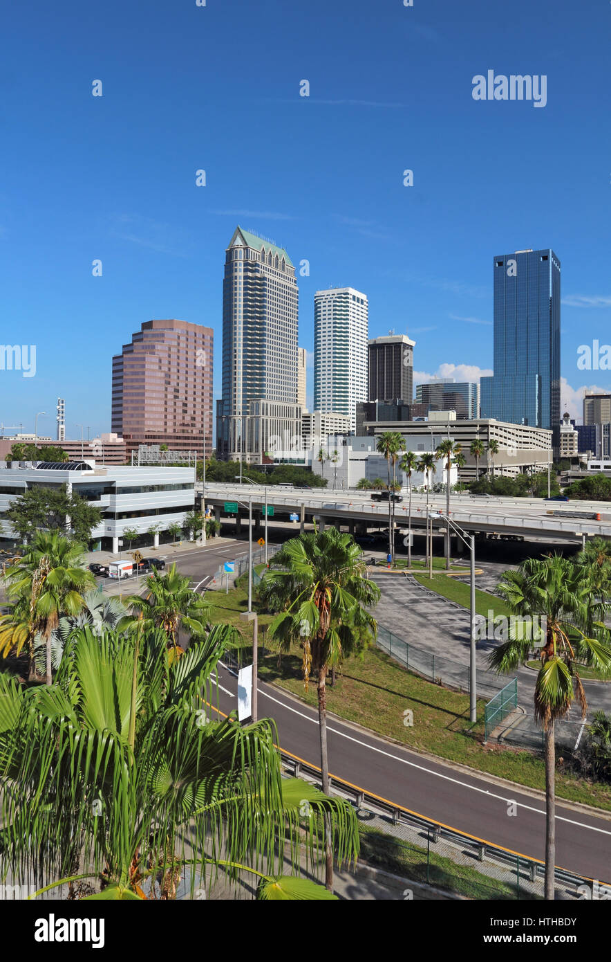 Skyline partielle de Tampa, Floride, avec des gratte-ciel et immeubles de bureaux à la verticale Banque D'Images