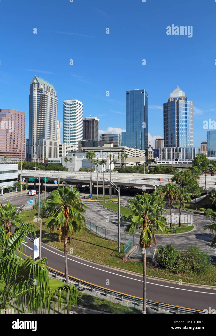 Skyline partielle de Tampa, Floride, avec des gratte-ciel et immeubles de bureaux à la verticale Banque D'Images