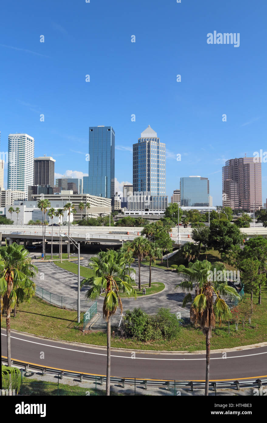 Skyline partielle de Tampa, Floride, avec des gratte-ciel et immeubles de bureaux à la verticale Banque D'Images