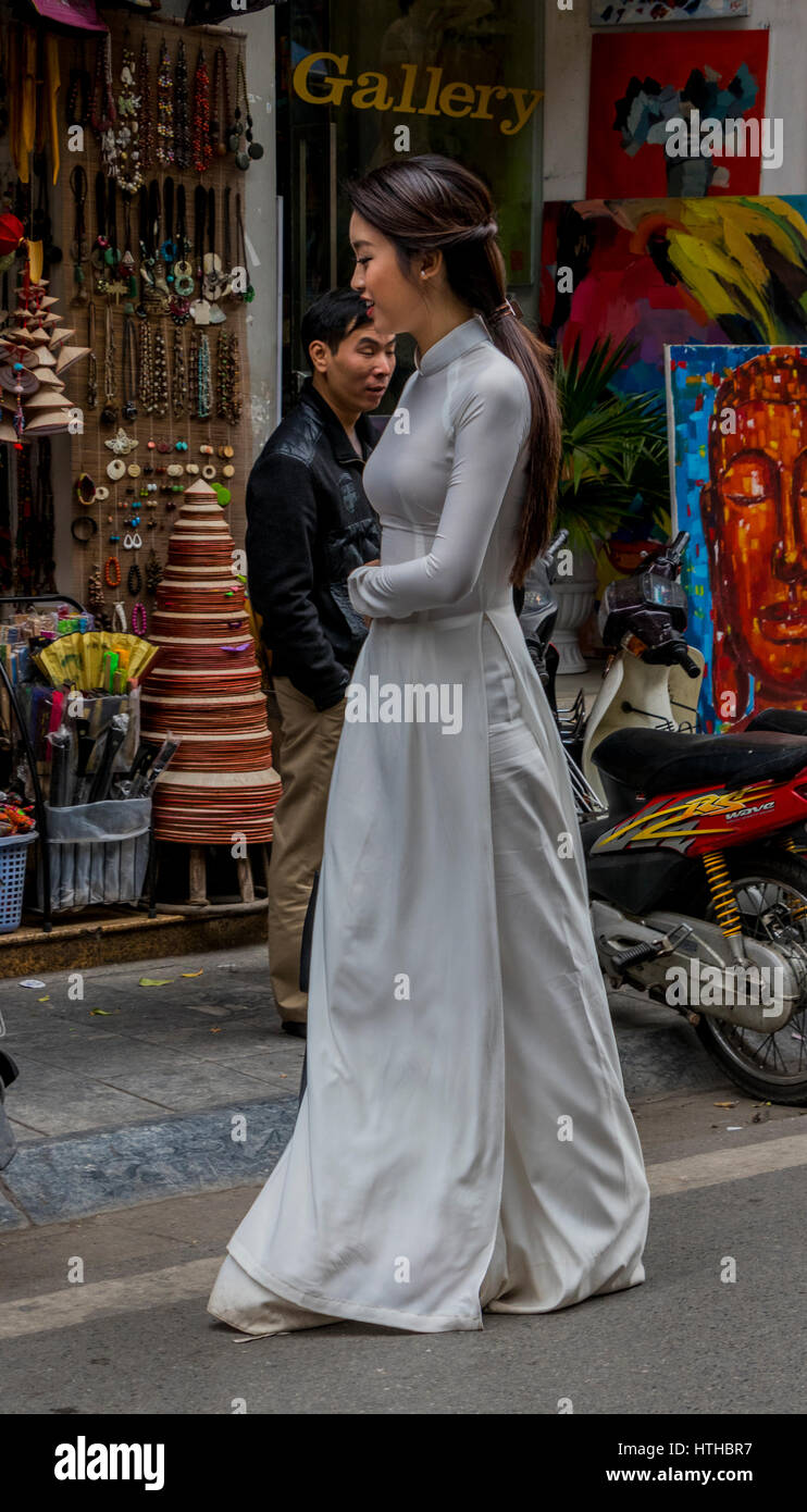Lady in dai en costume traditionnel de Hanoi Vietnam Banque D'Images