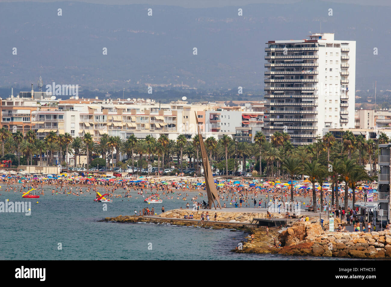 Les gens se détendre et s'amuser sur la plage d'avoir leurs vacances sur la  côte de Salou, Espagne, une destination touristique célèbre dest Photo  Stock - Alamy