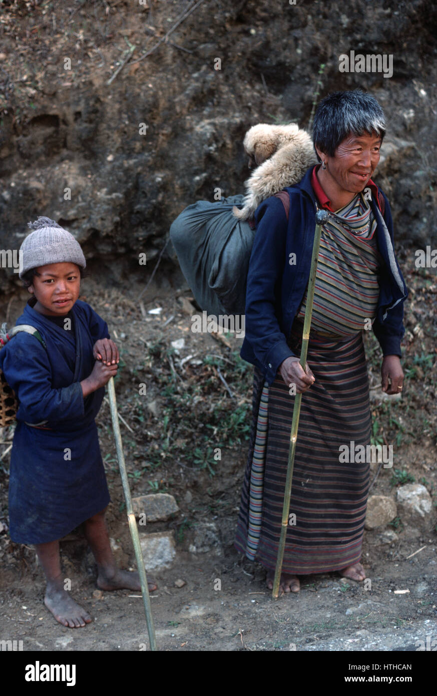 Famille bhoutanais avec chiot, Bhoutan, Himalaya Banque D'Images