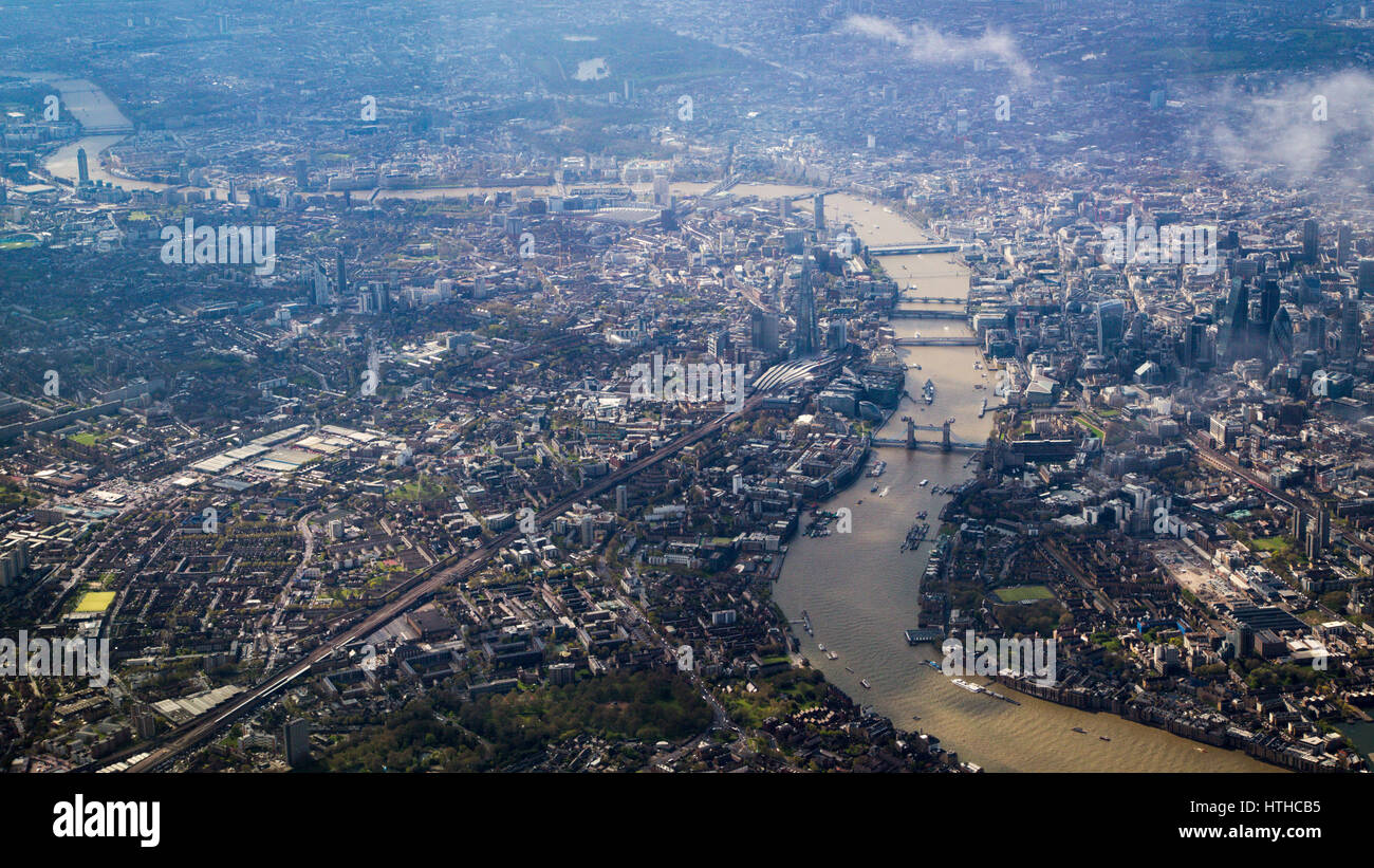 Vue aérienne de l'Est de Londres sur la Tamise de Tower Bridge Banque D'Images