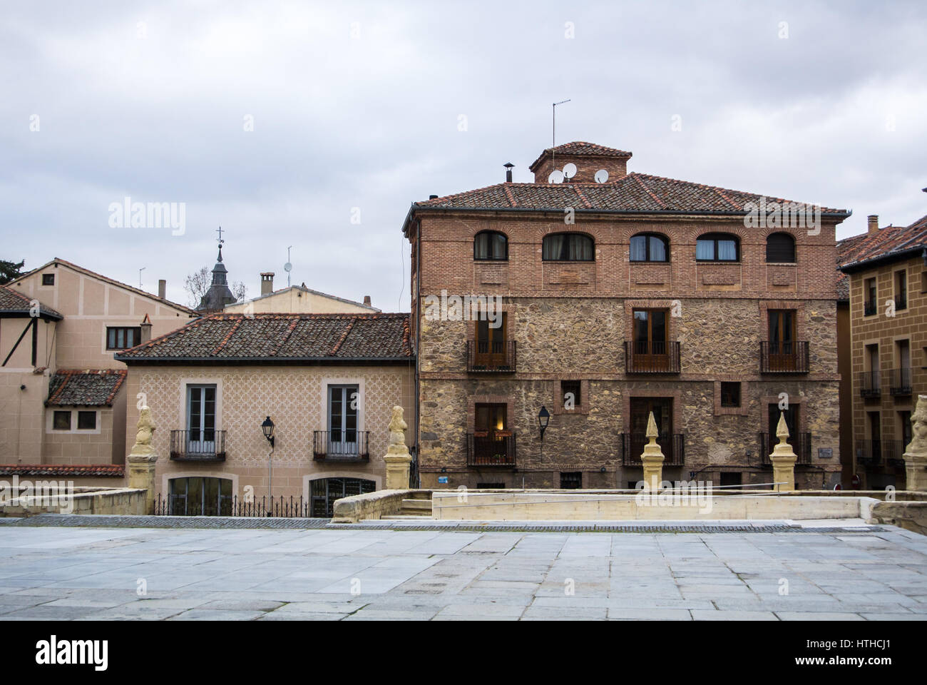 Une place médiévale avec de vieilles maisons décorées au centre historique de Ségovie, Castille et Leon, Espagne. Banque D'Images