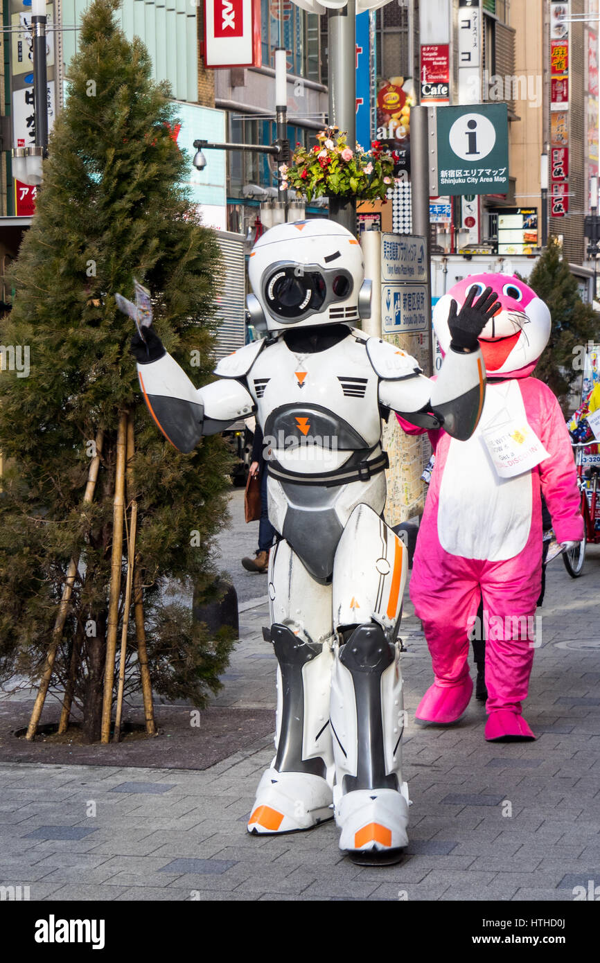 Acteurs habillés en costumes mascotte vantant pour les affaires d'un restaurant sur le thème du Robot dans Kabukicho Shinjuku Tokyo Japon Banque D'Images