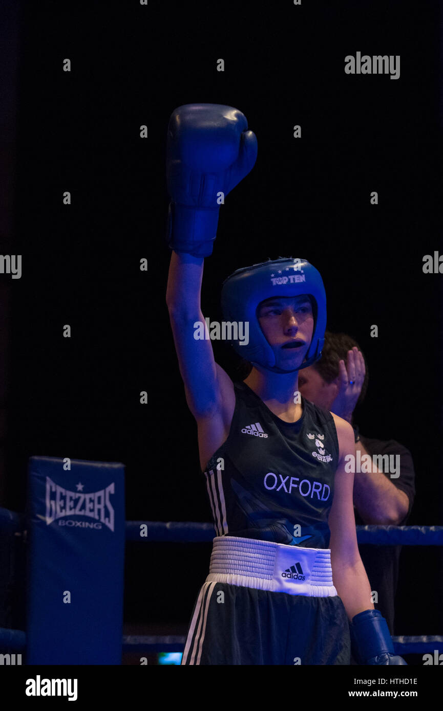 Cambridge, UK. 10 mars, 2017. Eleonore Bovins (bleu, Oxford). Oxford vs Cambridge. 110e Boxing Varsity Match à la Cambridge Corn Exchange. © Guy Josse/Alamy Live News Banque D'Images