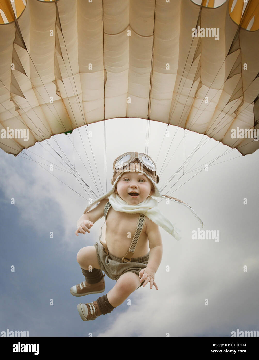 Pilote de l'enfant. Enfant jouant à l'extérieur. Pilote pour enfants avec jetpack jouet contre le fond de ciel d'automne. Heureux l'enfant joue dehors. Heureux enfant garçon jouant Banque D'Images