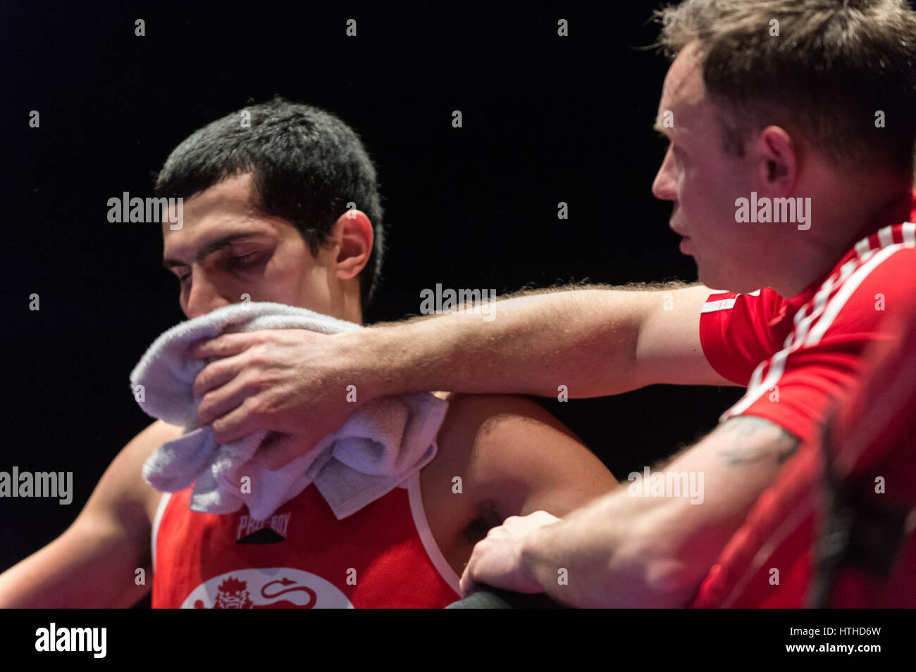 Cambridge, UK. 10 mars, 2017. Sidharth Prabhu-Naik (rouge, Cambs). Oxford vs Cambridge. 110e Boxing Varsity Match à la Cambridge Corn Exchange. © Guy Josse/Alamy Live News Banque D'Images