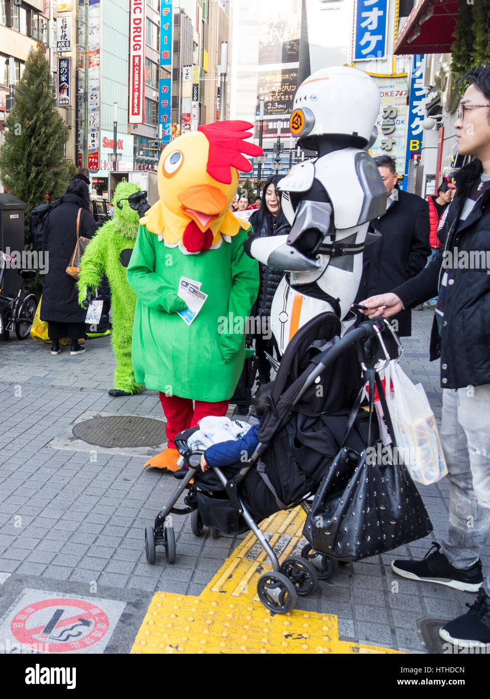 Acteurs habillés en costumes mascotte vantant pour les affaires d'un restaurant sur le thème du Robot dans Kabukicho Shinjuku Tokyo Japon Banque D'Images