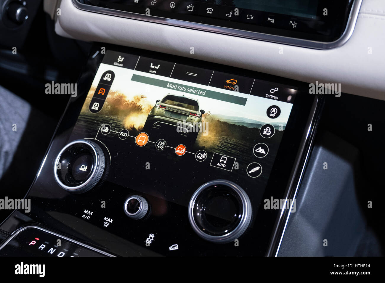 Détail de l'affichage tableau de bord numérique à l'intérieur nouveau Land Rover à vélaire 87e Salon International de l'Automobile à Genève Suisse 2017 Banque D'Images