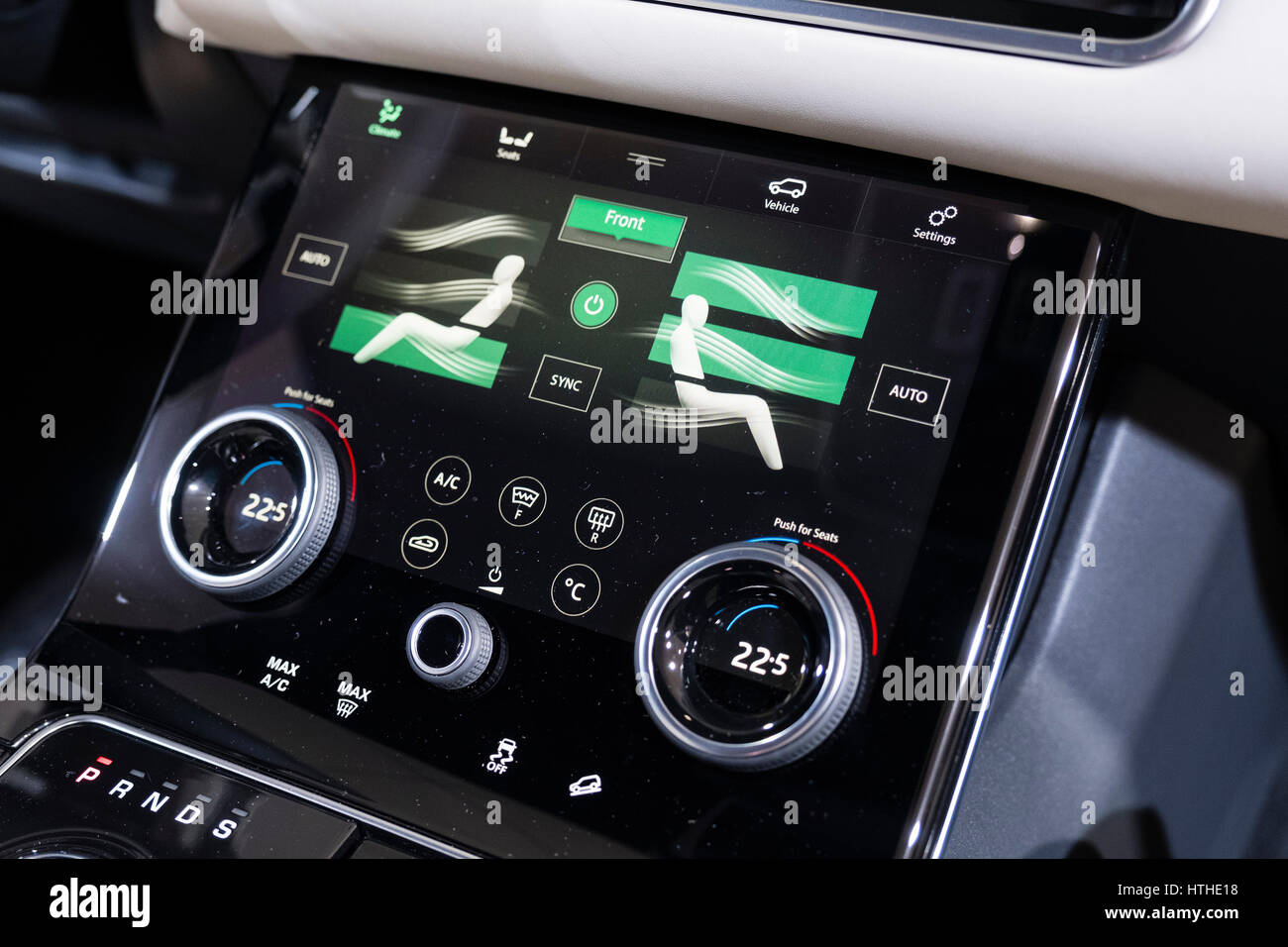 Détail de l'affichage tableau de bord numérique à l'intérieur nouveau Land Rover à vélaire 87e Salon International de l'Automobile à Genève Suisse 2017 Banque D'Images