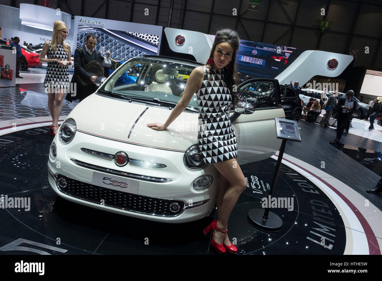 Des modèles posant à côté de Fiat 500 voiture au 87e Salon International de l'Automobile à Genève Suisse 2017 Banque D'Images