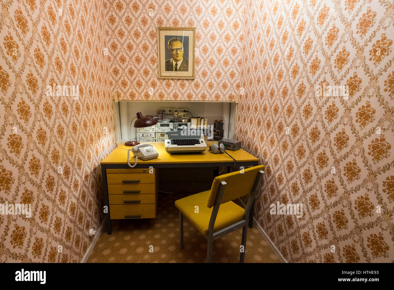 Poste d'écoute de la STASI sur l'affichage à DDR Museum, montrant la vie en ancienne Allemagne de l'Est, à Mitte Berlin, Allemagne Banque D'Images