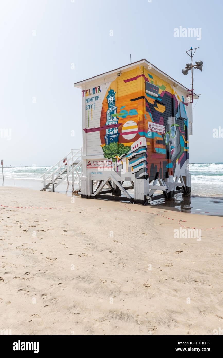 Tel Aviv ville non stop graffitis sur lifeguard tower, Israël - Brown hotel sur la plage Banque D'Images