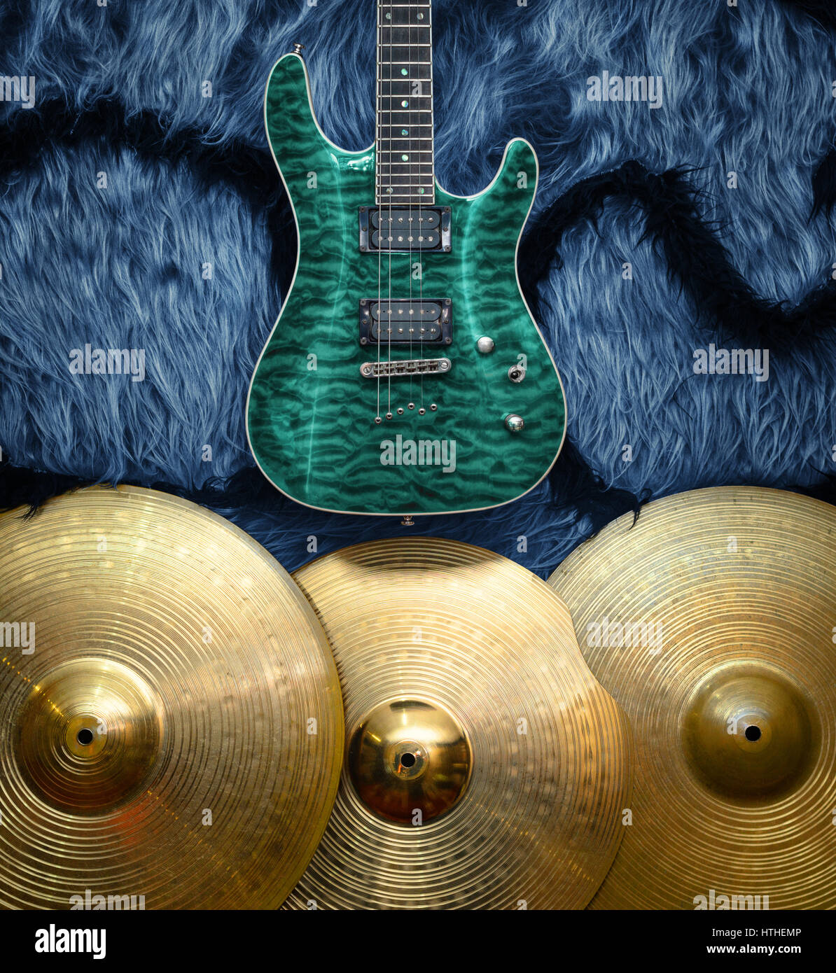 Guitare électrique turquoise avec trois cymbales sur mur en fausse fourrure  bleu. Arrière-plan des instruments de musique Photo Stock - Alamy
