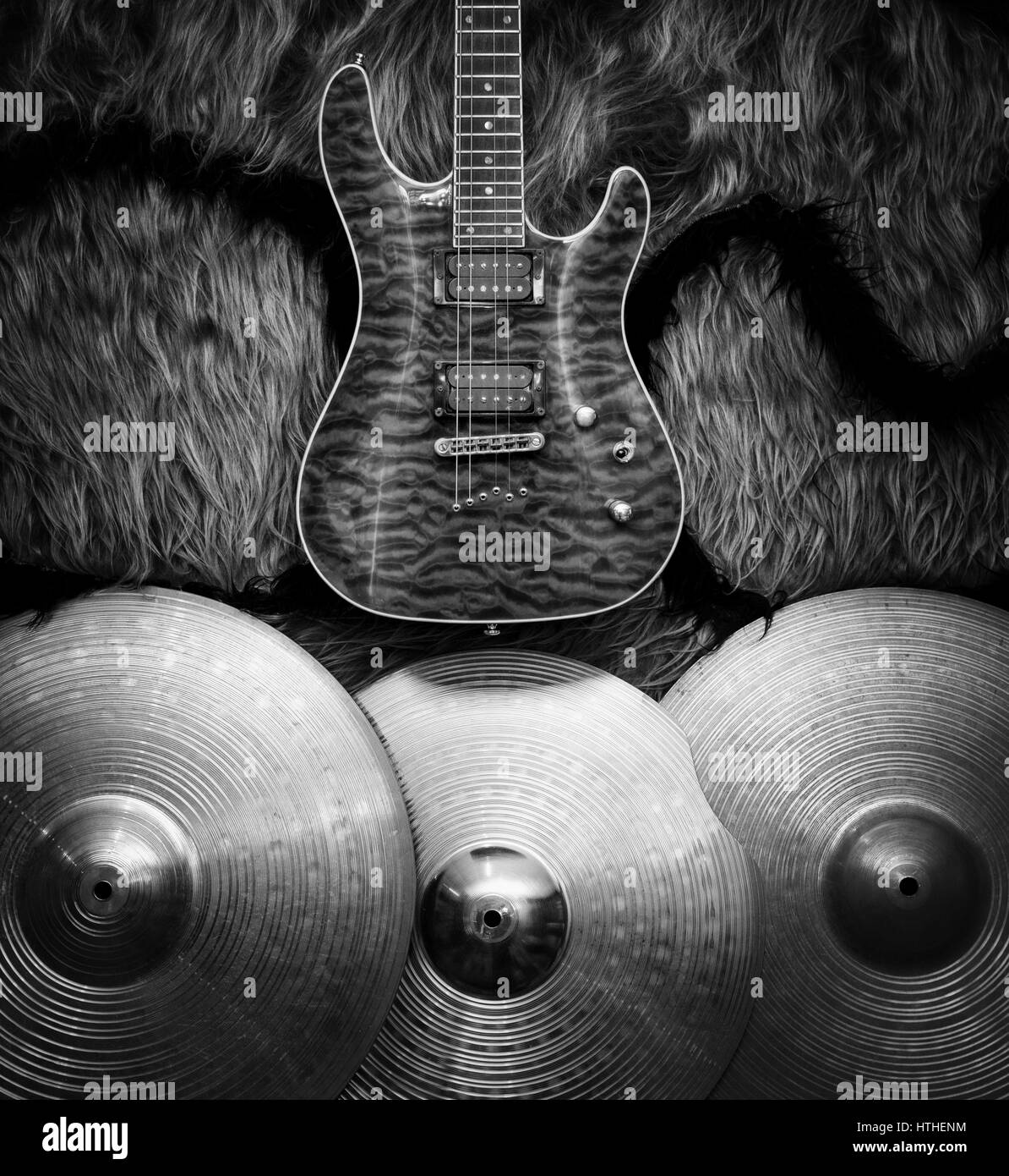 Guitare électrique à trois cymbales sur de faux mur. Bloc-instruments de musique et fond blanc Banque D'Images