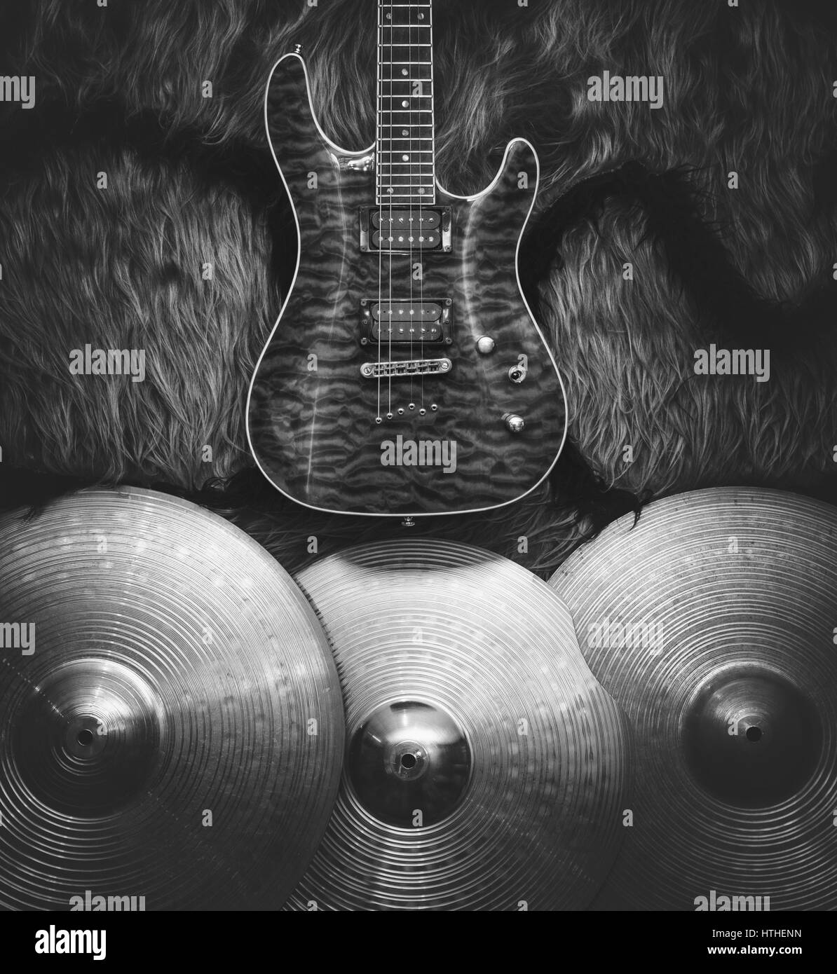 Guitare électrique à trois cymbales sur de faux mur. Bloc-instruments de musique et fond blanc Banque D'Images