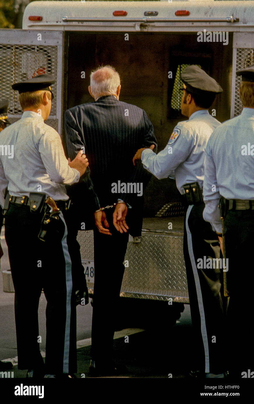 Activiste et célèbre médecin bébé Benjamin Spock est placé dans un van de transport de prisonniers par l'United States Park Police en face de la Maison Blanche après avoir été arrêté pour protester contre l'habitation injuste pour les pauvres Washington DC., 16 octobre 1984. Photo par Mark Reinstein Banque D'Images