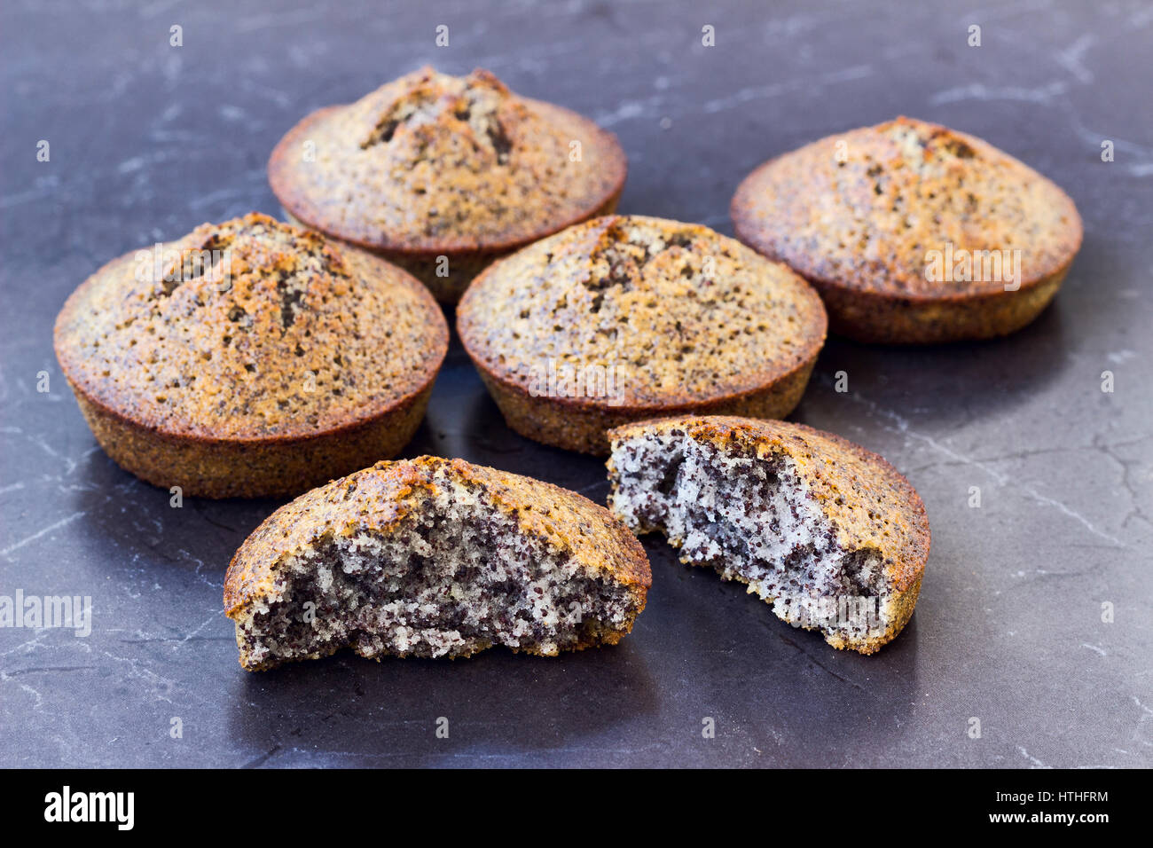 Des gâteaux frais de graines de pavot sur un fond de marbre Banque D'Images